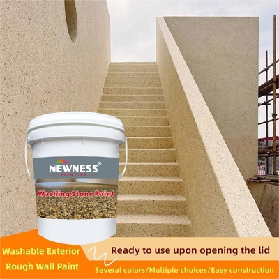 Peinture murale de l'extérieur de la maison avec peinture au granit à effet de texture rugueuse