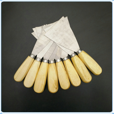 Un couteau à main longue avec 6 lames pour le décapage des vitres et du papier peint en bois